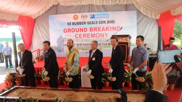 Mukhriz ( empat dari kanan) menyempurnakan acara pra majlis pecah tanah bersama Niwa (dua dari kanan) dan juga tetamu kehormat yang lain.