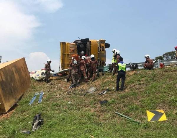 Keadaan lori yang terbalik di susur selekoh dekat Tanjung Kupang. - Foto: IPD Iskandar Puteri