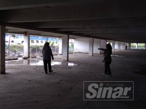 Keadaan dalam basemen yang kotor dan gelap selepas banjir surut.