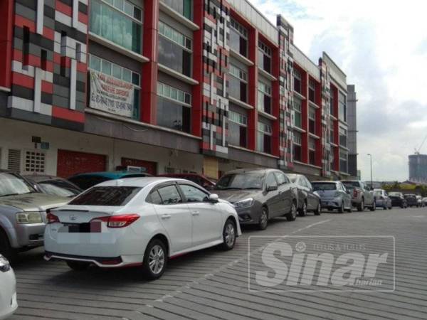 Kenderaan yang terpaksa diparkir berkembar kerana penutupan parkir di basemen bangunan di Dataran Mutiara itu.