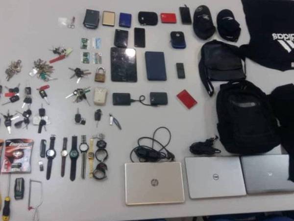 Antara barangan yang dirampas selepas polis menahan seorang lelaki yang dipercayai ketua sindiket pecah pejabat di sekitar Rawang dan Petaling Jaya, kelmarin. FOTO: Ihsan Polis