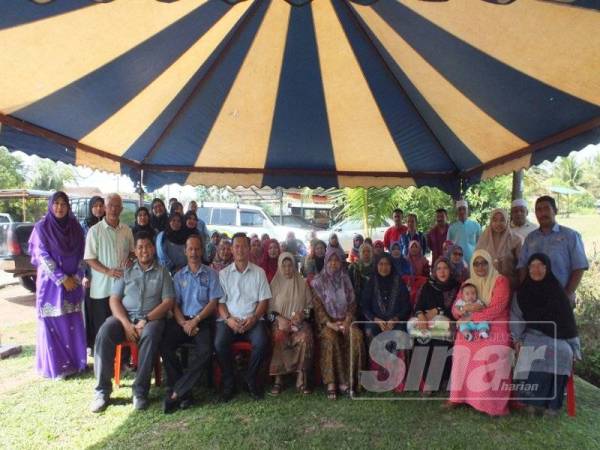 Jawatankuasa Komuniti Amal Jerai bergambar bersama 22 asnaf yang telah menerima sumbangan.