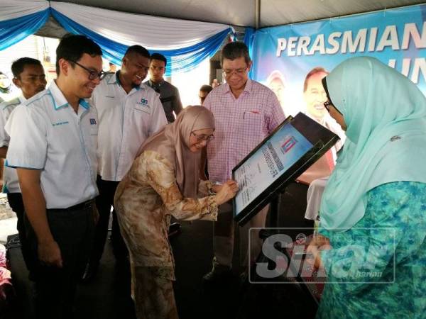 Dr Wan Azizah ketika merasmikan Pusat Komuniti DUN Beserah di sini, 13 April lalu.