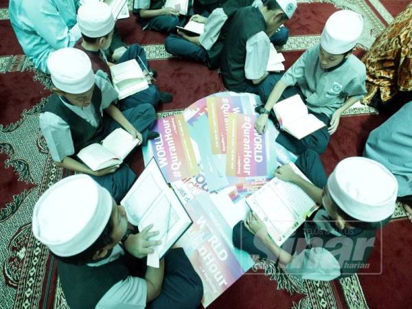 Peserta World #QuranHour membaca al-Quran di Masjid Sultan Haji Ahmad Shah Universiti Islam Antarabangsa Malaysia (UIAM) pada tahun lalu.
