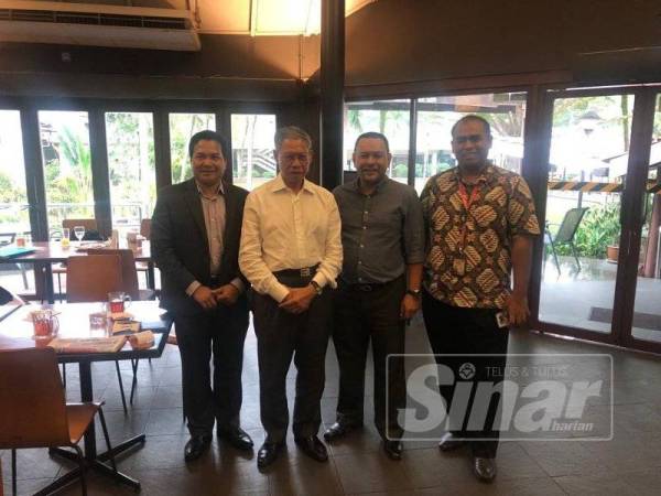 Mustapa dalam satu pertemuan dengan Ketua Pengarang Kumpulan Sinar Harian, Datuk Baharom Mahusin (kiri), Pengarang Eksekutif, Azmi Tarmizi (dua dari kanan) dan Mohd Fazli di Kuala Lumpur baru-baru ini.