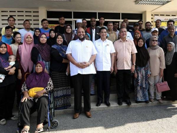 Menteri Hal Ehwal Ekonomi Datuk Seri Mohamed Azmin Ali (depan enam, kanan) bergambar bersama penduduk pangsapuri Taman Keramat Permai pada Majlis Penyampaian Bantuan Ehsan Bencana dan Penutupan Pusat Pemindahan Sementara di Dewan Serbaguna MPAJ AU2, Taman Keramat hari ini.
Turut sama Ketua Setiausaha Kementerian Hal Ehwal Ekonomi Datuk Saiful Anuar (depan enam, kanan) dan Yang Dipertua Majlis Perbandaran Ampang Jaya (MPAJ) Datuk Abdul Hamid Hussain (depan lima, kanan). - Foto Bernama