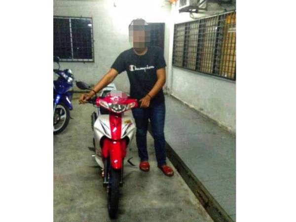 Salah seorang lelaki ditahan dalam Ops Samseng Jalanan di Jalan Padang Garam, di sini, semalam. - Foto Ihsan PDRM