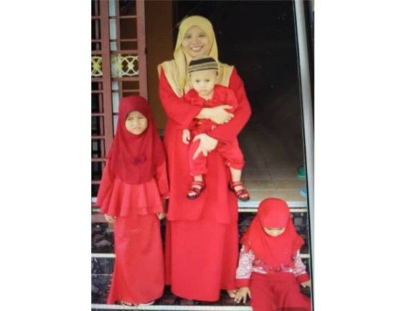 
Gambar kenangan Allahyarham Hasliza Arini mendukung anaknya, Muhammad Khalish yang maut bersama dua lagi anaknya yang parah dalam kemalangan di Kilometer 348 Jalan Kuala Lumpur-Kota Bharu dekat Simpang Ruan, Raub, Pahang.