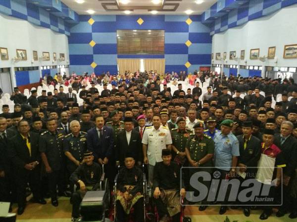 Mohamad bergambar bersama penerima PJM selepas tamat majlis.