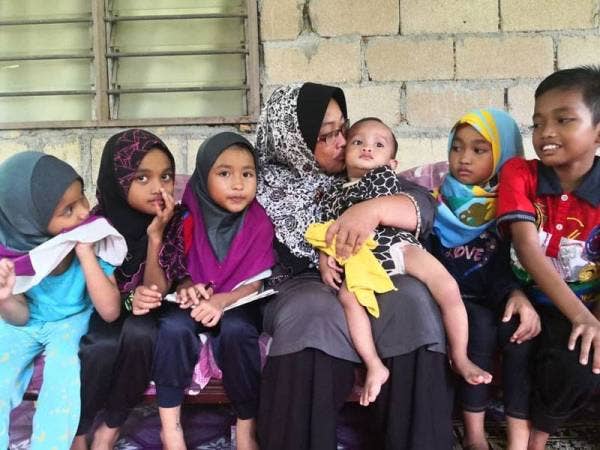 Nor Azila bersama enam anak Allahyarham Nur Amira.