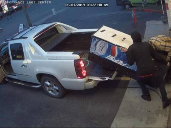 Dua pencuri melarikan mesin layan diri menjual minuman ringan.