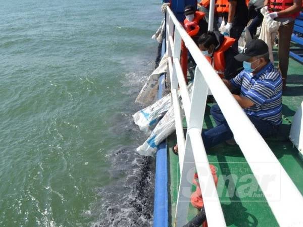 Pengurus Kanan Tugas-tugas Khas dan Komunikasi Korporat Karangkraf, Hashim Anang turut sama melepaskan abu al-Quran ke dalam laut di Pulau Angsa semalam.