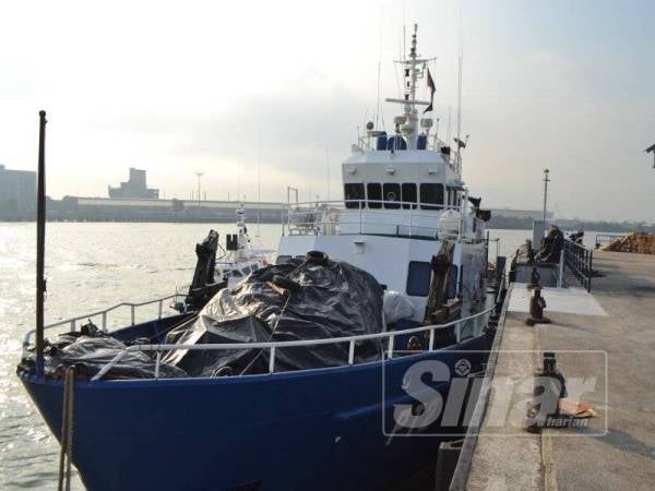 Kapal pengangkut PT2 milik polis marin, KPD Setia yang digunakan dalam operasi melupuskan abu al-Quran berhampiran perairan Pulau Angsa, Klang.