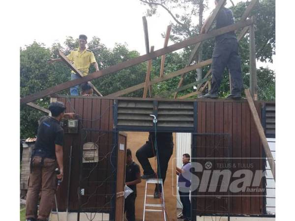 Rumah Nor Azima di baik pulih hasil sumbangan YBK dan gotong-royong bersama penduduk kampung.