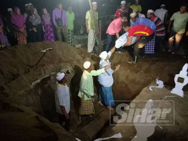 Dua beranak yang maut dalam kemalangan melibatkan dua buah kenderaan di Kilometer 348 Jalan Kuala Lumpur-Kota Bharu dekat Simpang Ruan, Raub, Pahang dikebumikan dalam satu liang lahad di tanah perkuburan Kampung Kelaboran, Tumpat.