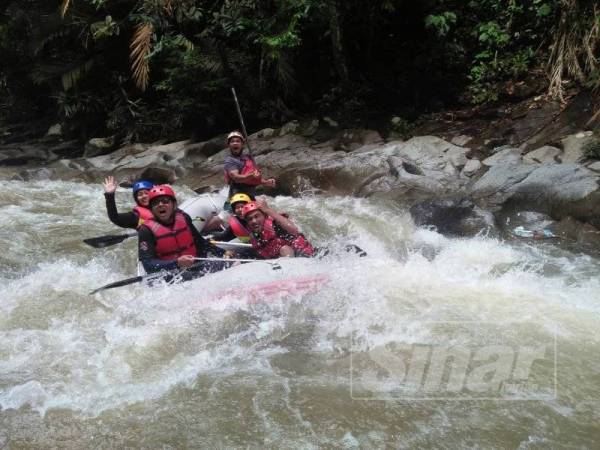 Gelagat peserta program ketika melakukan aktiviti water rafting.