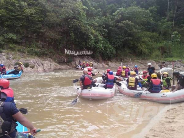 Masing-masing bergerak memulakan aktiviti selepas diberi penerangan.