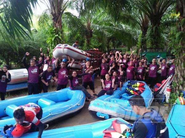 Wajah gembira peserta menamatkan acara water rafting.