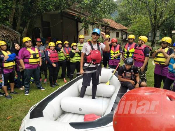 Peserta program diberikan taklimat sebelum memulakan aktiviti water rafting berkenaan.