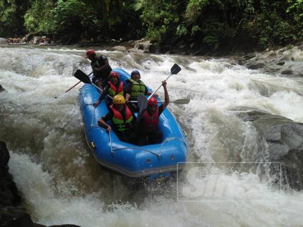 Masing-masing teruja menyertai acara water rafting.