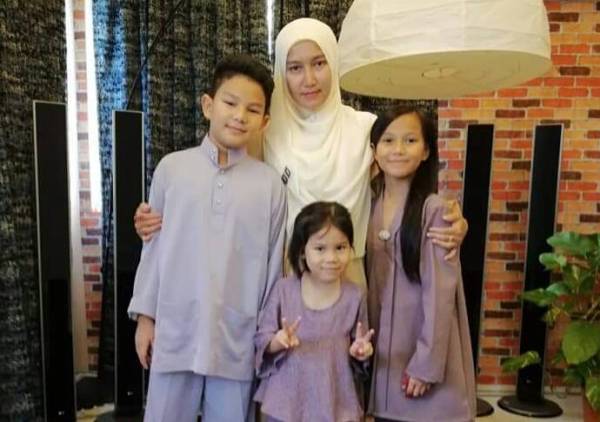 Ibu muda ini sanggup berkorban apa sahaja demi tiga anaknya. Dari kiri, Thaqif, Daniesha dan Damia