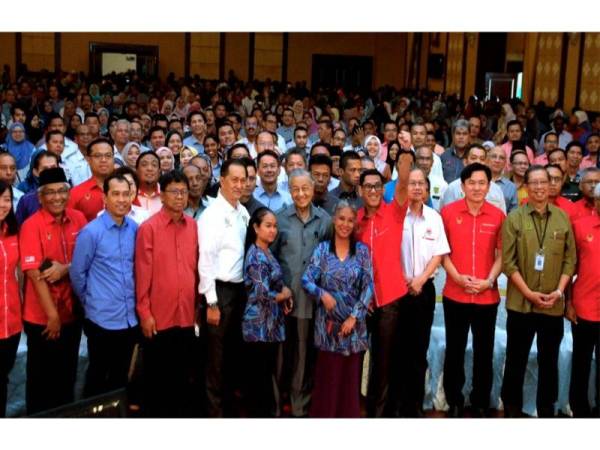 Perdana Menteri, Tun Dr Mahathir Mohamad (tengah) bergambar bersama penjawat awam pada Majlis Townhall Bersama Penjawat Awam Negeri Perak di Kelab Golf Diraja Perak hari ini. Turut sama Menteri Besar Perak, Datuk Seri Ahmad Faizal Azumu (tiga kanan) dan Setiausaha Kerajaan Negeri, Zainal Azman Abu Seman (tiga kiri). - Foto Bernama