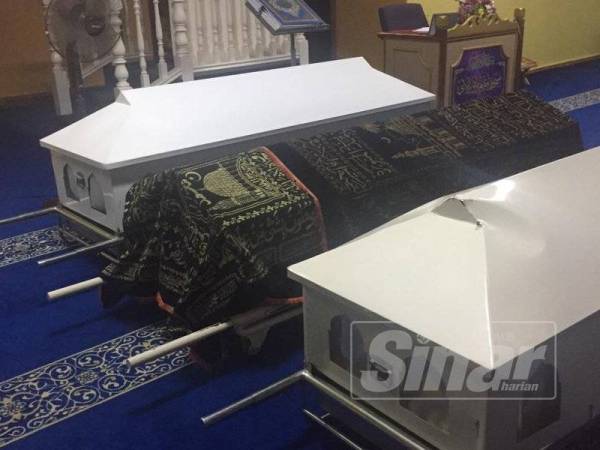 Jenazah empat sekeluarga yang maut dalam nahas mengorbankan enam mangsa di Raub dibawa ke Masjid Batu Balai untuk disembahyangkan tengah malam tadi.