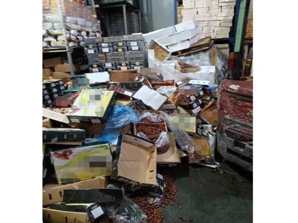 Kedua-dua pekerja warga Bangladesh disahkan meninggal dunia di lokasi kejadian.