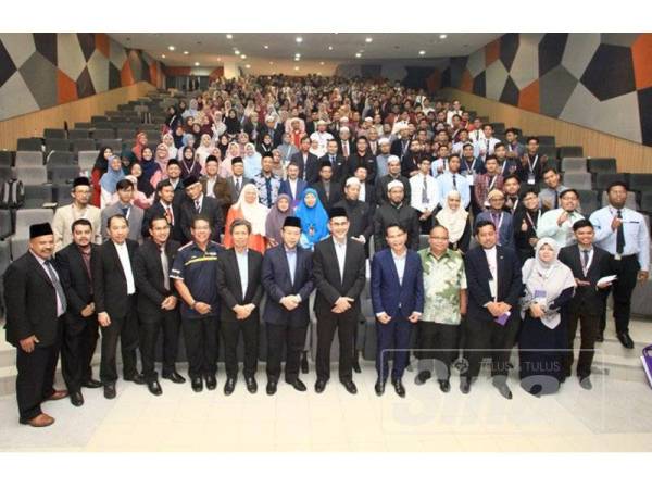 Pengerusi Lembaga Pengarah Universiti (LPU) Universiti Teknologi Mara (UiTM), Datuk Seri Syed Zainal Abidin Syed Mohamed Tahir (enam dari kanan), turut hadir, Naib Canselor UiTM, Prof. Ir. Dr. Mohd Azraai Kassim (lima dari kanan) bergambar bersama peserta pada Majlis Perasmian Himpunan Huffaz di UiTM Cawangan Selangor, Kampus Dengkil di Dengkil, hari ini. - FOTO ZAHID IZZANI