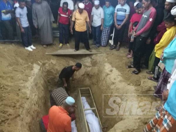 Jenazah Hartini dan dua anaknya disemadi dalam satu liang lahad awal pagi tadi di Kampung Denger.