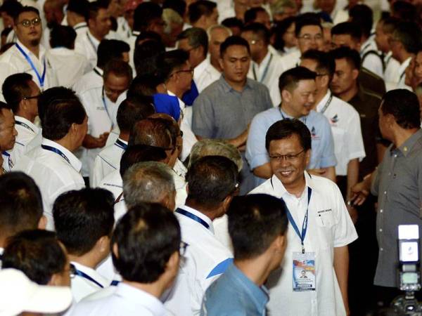 Ketua Menteri Sabah Datuk Seri Mohd Shafie Apdal bersalaman dengan para perwakilan pada Perhimpunan Agung Tahunan Parti Warisan Sabah di Bangunan Kebudayaan Penampang hari ini. - Foto Bernama