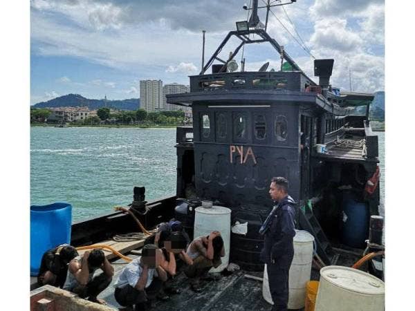 Lapan orang kru termasuk juragan warga Myanmar ditahan di perairan Pulau Pinang pada kedudukan 0.3 batu nautika Barat Pangkalan Weld Quay kelmarin.