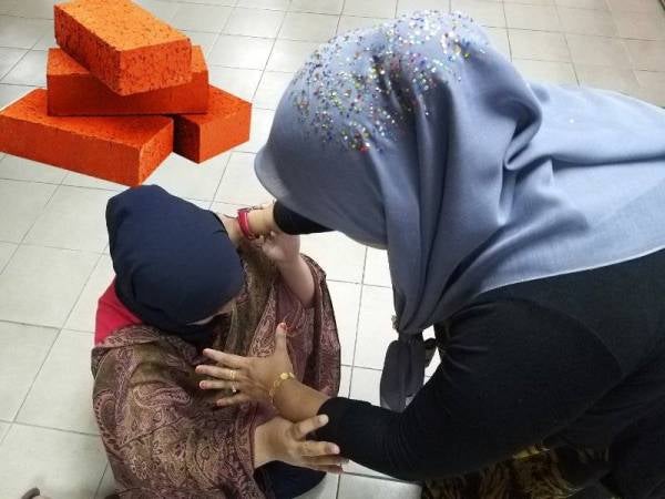 Wanita itu ditahan reman selepas dipercayai mencekik, menumbuk muka dan kepala serta menghentak kepala mangsa dengan batu bata.