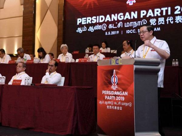 Lim Guan Eng menyampaikan ucapan dasar sempena Pembukaan Persidangan DAP 2019 di Pusat Konvensyen IDCC hari ini. -Foto Bernama