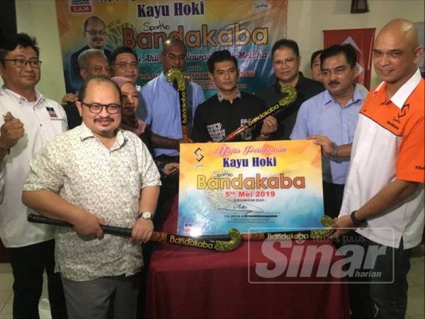 Shamsul Iskandar dan Hugh Brian Tesera (kanan) di majlis Pelancaran dan Penyerahan Sumbangan Kkayu Hoki jenama Bandakaba keluaran Sportivo Active kepada SK Ayer Molek dan SK Dato Palembang hari ini.