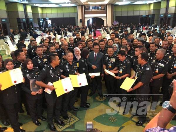 Jamil (tengah) beramah mesra dengan penerima APC 2018 di Kota Bharu hari ini.