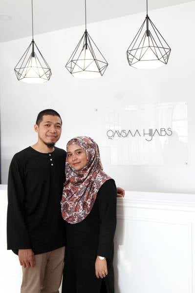
Kerjasama suami isteri ini menjadi kekuatan Butik Qaysaa Hijabs untuk terus maju dalam perniagaan.