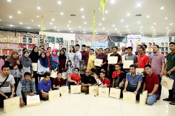 
Mohamed Faroz (berdiri, tengah) bersama Scha Alyahya dan Awal Ashaari merakamkan kenangan dengan kanak-kanak OKU selepas Majlis Penyampaian Sumbangan Ramadan di Kuala Lumpur baru-baru ini.