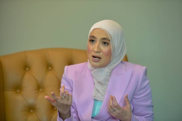 
Azlina bersama PNS terus fokus membantu usahawan francais.