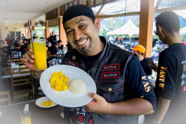 




Ariffin Mohamad peserta Malaysia, teruja menikmati juadah mangga harumanis dengan pulut.