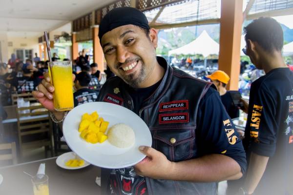 
Ariffin Mohamad peserta Malaysia, teruja menikmati juadah mangga harumanis dengan pulut.