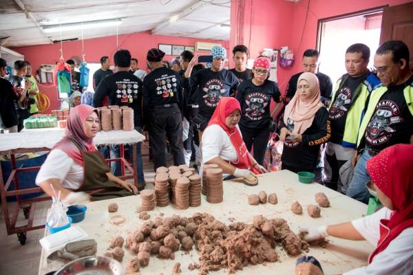 
Peserta berpeluang melihat belacan madu diproses.