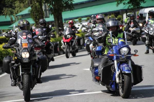 
Konvoi bergerak dengan bantuan kawalan polis.