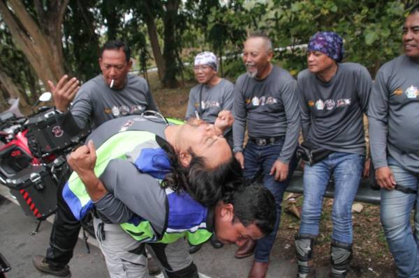 
Berhenti rehat melakukan senaman regangan di hentian rehat dan rawat.