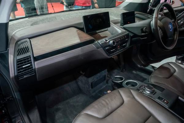 Ruang kokpik serba mewah sarat dengan butang kawalan.