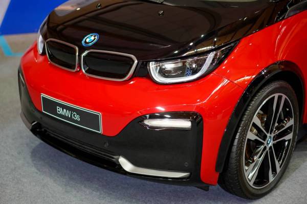 BMW i3s boleh menjana kelajuan tertinggi mencecah 160 km/j.
