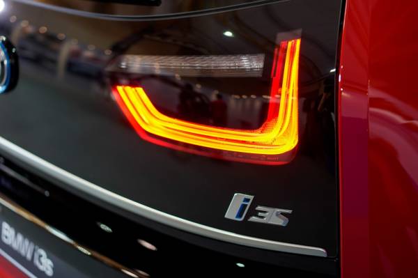 Kemasan lampu belakang LED.