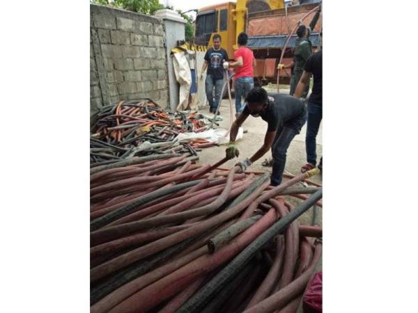 Rampas yang dilakukan Pasukan Khas Siasatan Kecurian Kabel dalam serbuan di Kampung Sungai Buntu, Sungai Rengit semalam.