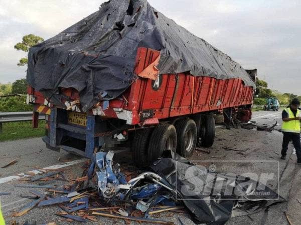 Nahas membabitkan lori dan treler telah mengorbankan seorang wanita di Tanjung Malim, hari ini.