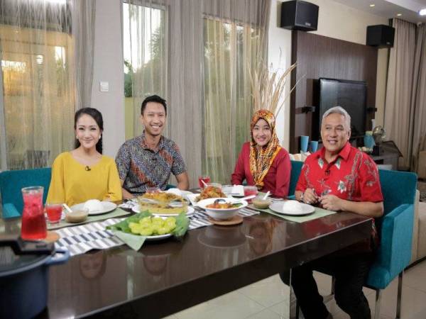 Chef Wan meraikan tetamu khas Kamalia untuk sama-sama merasai menu masakan Melaka yang mereka sediakan.